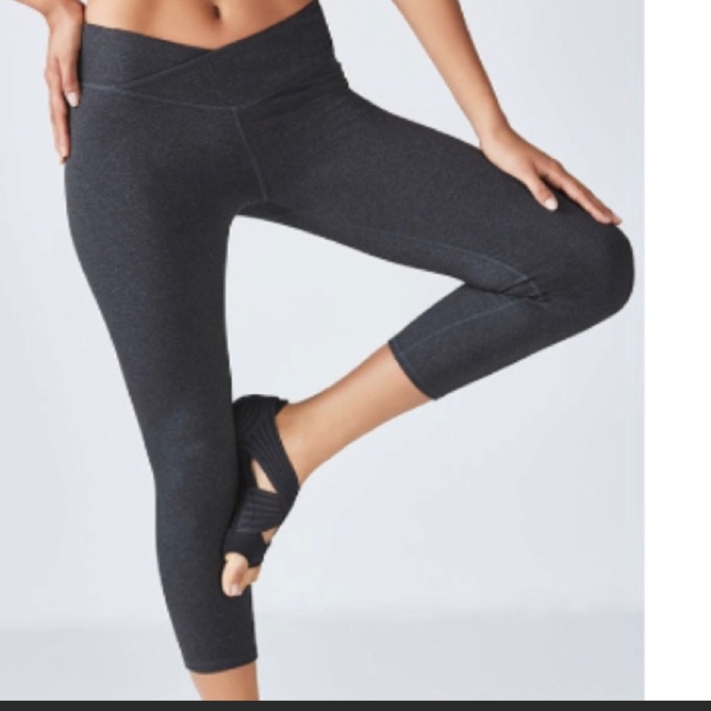 Fabletics black v waist cut capris